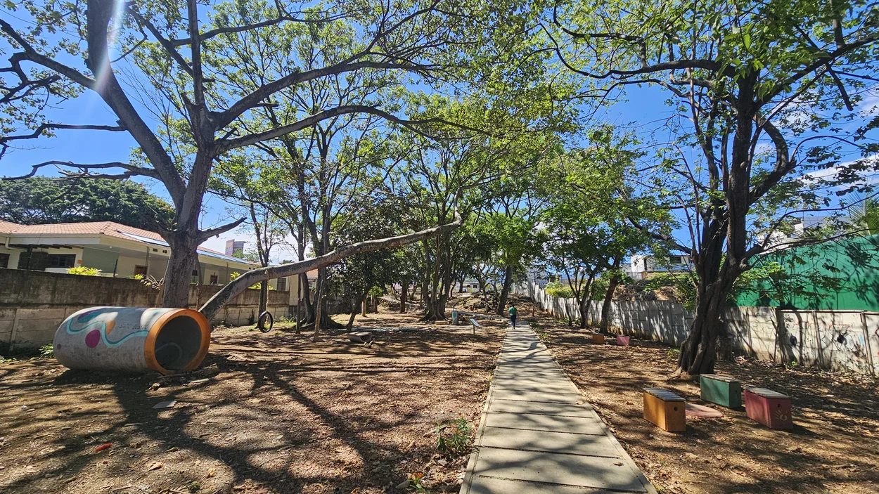 parque-calle-arriba01.jpg